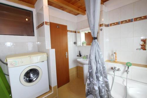 Kuchyňa alebo kuchynka v ubytovaní Apartment Lory
