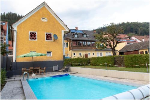una piscina frente a una casa en Gasthof zur Sonne, en Übelbach