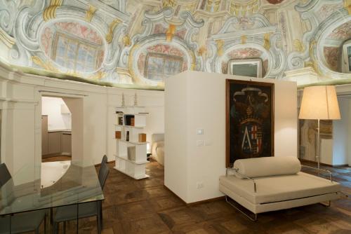 een woonkamer met een plafond met schilderijen bij Cupola Rubatti Tornaforte: Apollo e le sue Muse in Cuneo