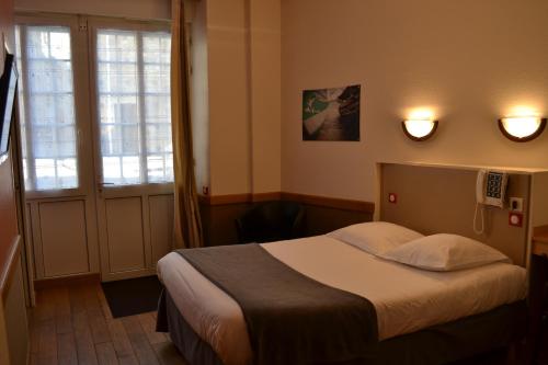 a hotel room with a bed and a window at Hôtel La Porte Saint Pierre-Logis Hôtel Intra Muros in Saint Malo