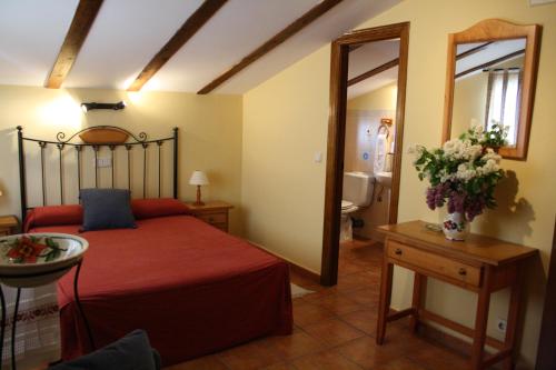 A bed or beds in a room at Hostal La Balquina