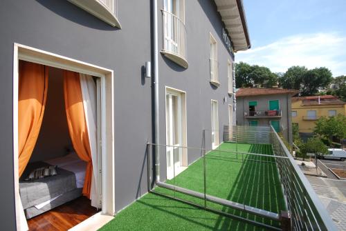 a balcony with green grass and a tennis court at Hotel Giardino in Bibbiena