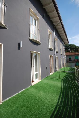 a building with a green lawn in front of it at Hotel Giardino in Bibbiena