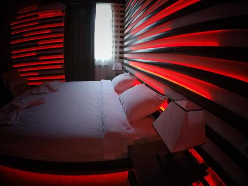 En eller flere senge i et værelse på Vayk Hotel