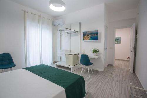 1 dormitorio con 1 cama, escritorio y 2 sillas en B&B al Centro, en Messina