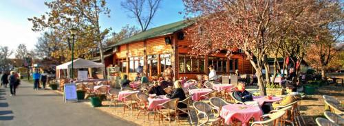 ベオグラードにあるMonia Dream Apartment - Belgrade Lake & Fairの建物前の席