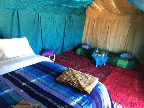 a bedroom with a bed in a tent at Bivouac Le Ciel Bleu in Erfoud