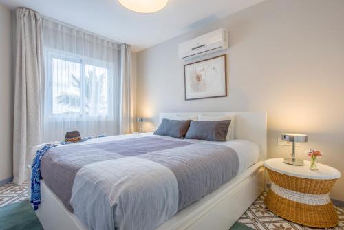 プエルト・デ・サンティアゴにあるModern, bright and welcoming oceanfront apartmentのベッドルーム(大型ベッド1台、窓付)
