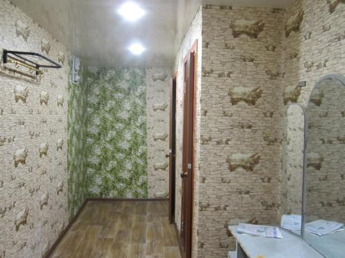 ヴォロネジにあるАпартаменты на димитрова рядом с ВАТУの石壁とウッドフロアのバスルーム