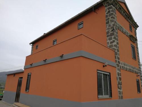 ein orangefarbenes Gebäude mit einem Kamin darauf in der Unterkunft Il vigneto in Sessa Aurunca