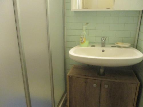y baño con lavabo blanco y espejo. en L'Antica Locanda, en Iglesias