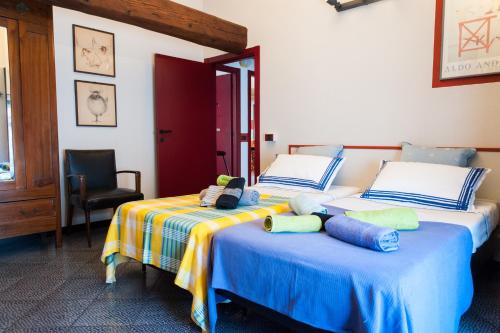 two beds sitting next to each other in a room at B&B MI Casa Tu Casa in Pavia