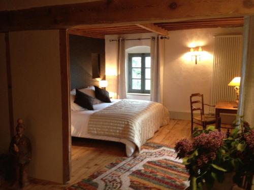 מיטה או מיטות בחדר ב-Le Rézinet - Chambres d'Hôtes