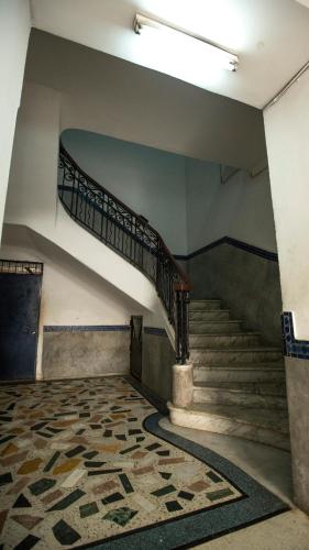 a staircase in a building with a rug at Appartements Rabat Balima Harcourt in Rabat