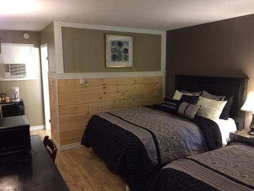 a hotel room with two beds and a window at Greenside Motel in Saint Andrews