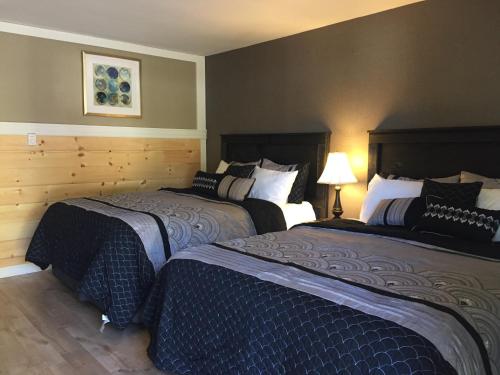 a hotel room with two beds and two lamps at Greenside Motel in Saint Andrews