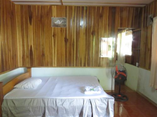 Ένα ή περισσότερα κρεβάτια σε δωμάτιο στο Poponjoche Lodge Caño Negro