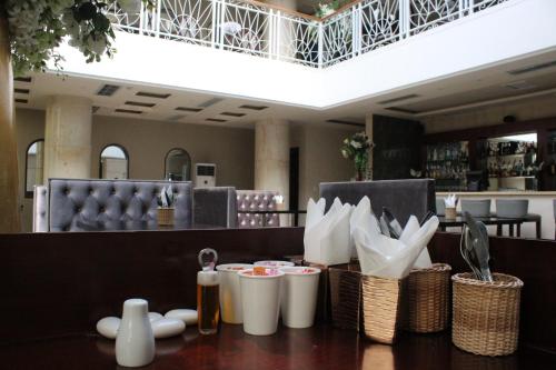 une salle à manger avec une table et des paniers de nourriture dans l'établissement Hotel Amaritsah, à Brazzaville