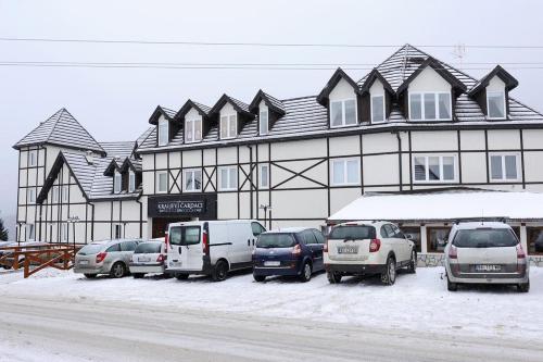 a group of cars parked in front of a building at Apartman Biblioteka Čardaka 10/61 in Kopaonik