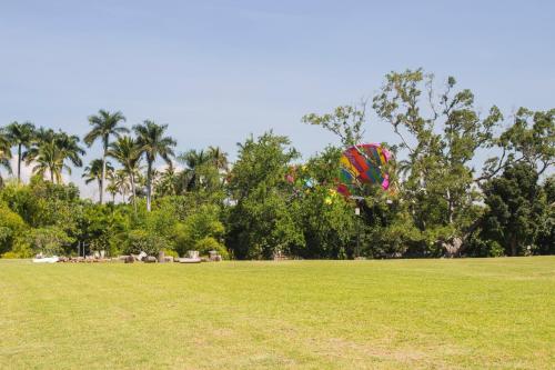 een vlieger die in de lucht vliegt in een veld bij El Rollo Camping in Tlaquiltenango