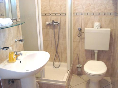 Ένα μπάνιο στο Guest House Karević