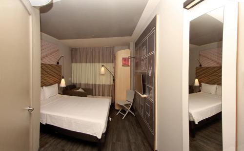 Cama ou camas em um quarto em ibis Natal