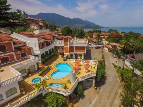 z góry widok na dom z basenem w obiekcie Hotel Guanumbis w mieście Ilhabela