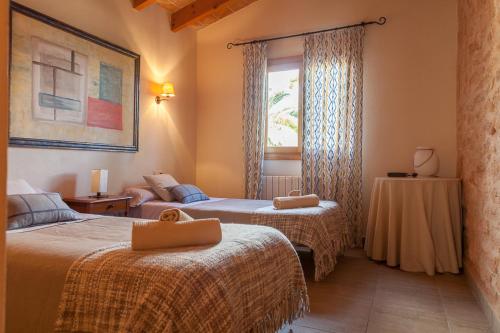 A bed or beds in a room at Es moli de na Sebastiana