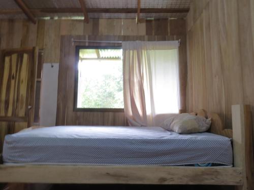 Ένα ή περισσότερα κρεβάτια σε δωμάτιο στο Poponjoche Lodge Caño Negro
