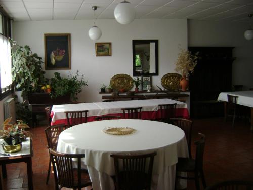 Hotel Rural La Lastra餐廳或用餐的地方