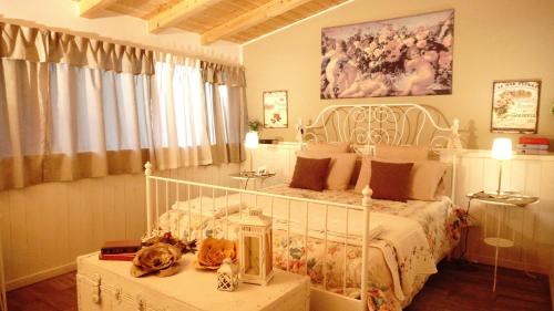 1 dormitorio con 1 cama blanca en una habitación en Etna Shelter Holiday House, en Mascalucia