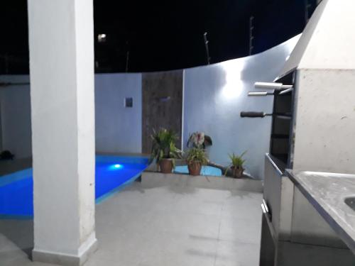 a bathroom with potted plants and a pool at Sunny apartamentos de 1 e 2 dormitórios na Martin de Sá próximo a praia in Caraguatatuba