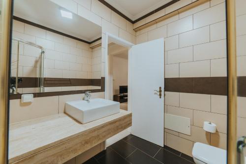 La salle de bains est pourvue d'un lavabo et d'un miroir. dans l'établissement Old City Apartment, à Funchal