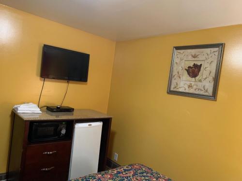 Scottish Inns Wrightstownにあるテレビまたはエンターテインメントセンター