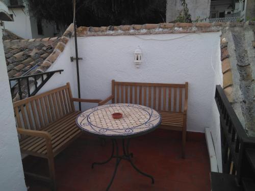una mesa y dos sillas sentadas en un patio en Casa-Mirador La Alhacena, en Granada