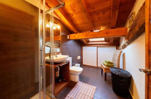 łazienka z prysznicem, toaletą i umywalką w obiekcie URAIN Suites - Apartments at Flysch-Coast w mieście Zumaia