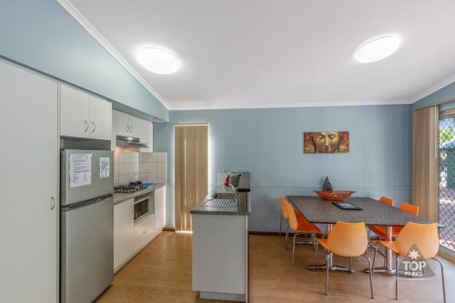 Η κουζίνα ή μικρή κουζίνα στο Mandurah Caravan and Tourist Park