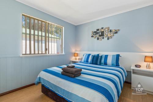 Säng eller sängar i ett rum på Mandurah Caravan and Tourist Park