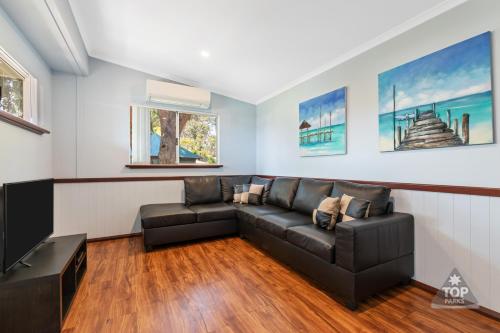 Χώρος καθιστικού στο Mandurah Caravan and Tourist Park