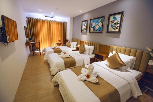 Giường trong phòng chung tại Gardenia Hue Hotel