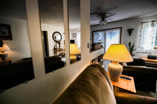 Ruang duduk di The Pines Country Inn