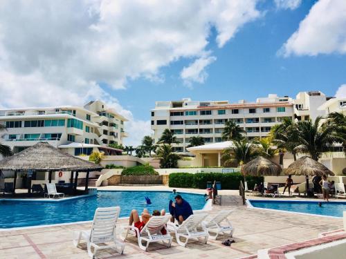 a view of the pool at the resort at Brisas Apartment ZH in Cancún