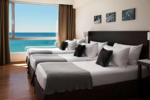 Säng eller sängar i ett rum på Dazzler by Wyndham Puerto Madryn