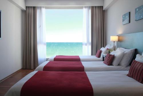 Кровать или кровати в номере Dazzler by Wyndham Puerto Madryn
