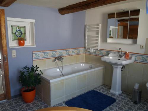 un baño con bañera y lavabo en Villa Windschief, en Thale
