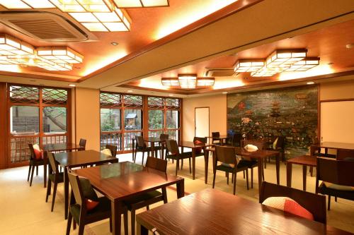 Un restaurante o sitio para comer en Nishiyama Ryokan - 1953年創業