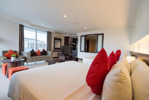Postel nebo postele na pokoji v ubytování Hotel J Pattaya