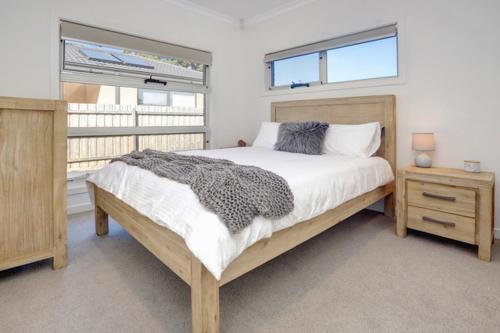 una camera con un grande letto e una finestra di Staughton Sounds a Capel Sound