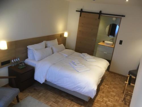 Una cama o camas en una habitación de Dharma City