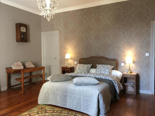 Ένα ή περισσότερα κρεβάτια σε δωμάτιο στο Le Petit Château des Cedres
